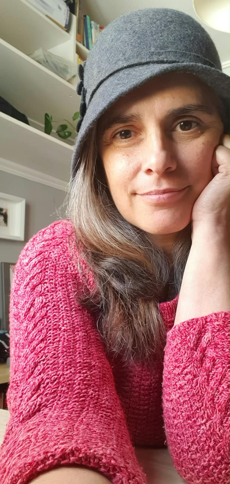 Silvina Baladrón con el sombrero gris que compró durante un viaje sola a Florencia
