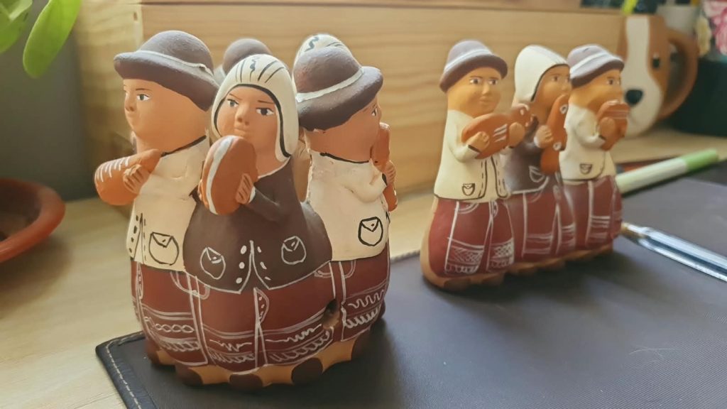 Dos ocarinas de barro compradas en un mercado de San Pedro de Atacama